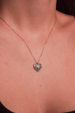 Kalın ve Zarif Elmas ve Altın İfade Parçaları