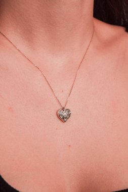 Kalın ve Zarif Elmas ve Altın İfade Parçaları