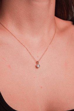 Kalın ve Zarif Elmas ve Altın İfade Parçaları