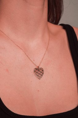 Kalın ve Zarif Elmas ve Altın İfade Parçaları