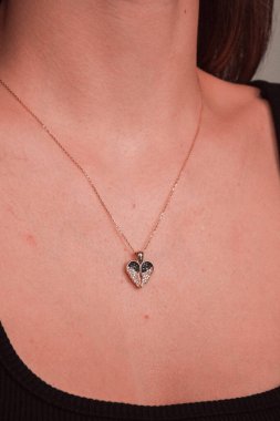 Kalın ve Zarif Elmas ve Altın İfade Parçaları