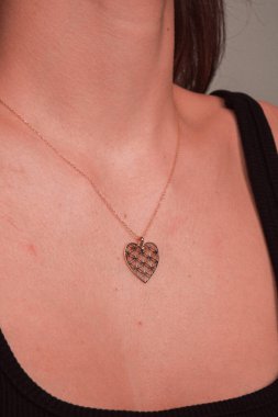 Kalın ve Zarif Elmas ve Altın İfade Parçaları