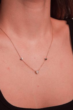 Kalın ve Zarif Elmas ve Altın İfade Parçaları