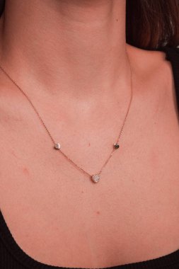 Kalın ve Zarif Elmas ve Altın İfade Parçaları