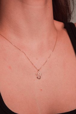 Kalın ve Zarif Elmas ve Altın İfade Parçaları