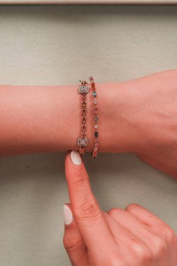 Kalın ve Zarif Elmas ve Altın İfade Parçaları