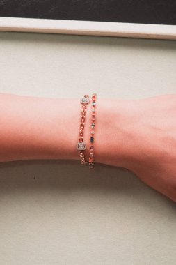 Kalın ve Zarif Elmas ve Altın İfade Parçaları