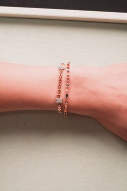 Kalın ve Zarif Elmas ve Altın İfade Parçaları