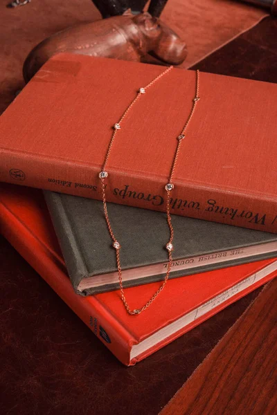 Yıldönümü Hediyeleri İçin Lüks Altın ve Elmas Mücevherler