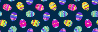 Paskalya yumurtaları pürüzsüz desensiz, neon renkli, boyalı yumurta. Tatil kağıtları için zümrüt zümrüt arka plan.