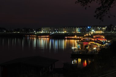 Geceleri nehir deniz manzarası