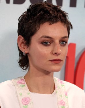 Emma Corrin 69. BFI Londra Film Festivali 'ndeki Kahraman Kapanış Gecesi Galasına katılıyor..