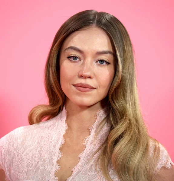 Sydney Sweeney, 17 Ekim 2025 'te İngiltere' nin başkenti Londra 'daki The Royal Festival Hall' da düzenlenen 69..