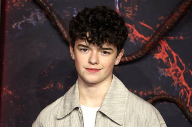 Owen Cooper, 13 Kasım 2025 'te Londra' daki Odeon Luxe Leicester Meydanı 'nda düzenlenen 