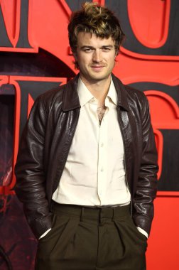 Joe Keery, 13 Kasım 2025 'te Londra' daki Odeon Luxe Leicester Meydanı 'nda düzenlenen 