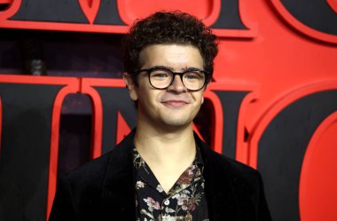 Gaten Matarazzo, 13 Kasım 2025 'te Londra' daki Odeon Luxe Leicester Meydanı 'nda düzenlenen Yabancı Şeyler 5 İngiltere özel gösterimine katılır..