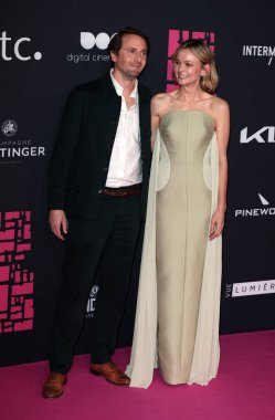 Tom Basden ve Carey Mulligan, 30 Kasım 2025 'te İngiltere' nin başkenti Londra 'da düzenlenen The Roundhouse' da 28..