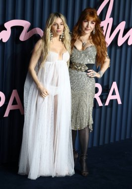 Sienna Miller ve Charlotte Tilbury, İngiltere 'nin Londra şehrinde bulunan Royal Albert Hall' da verilen Moda Ödülleri 2025 'e katıldılar..