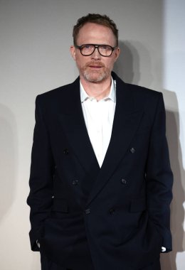 Paul Bettany, 2 Aralık 2025 tarihinde Londra, İngiltere 'de bulunan Odeon Luxe Leicester Meydanı' nda Amadeus 'un dünya prömiyerine katılır..