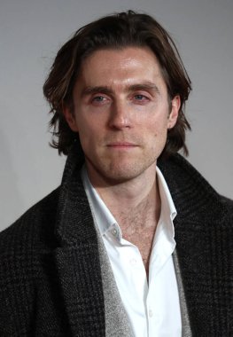 Jack Farthing, 2 Aralık 2025 'te Londra, İngiltere' de bulunan Odeon Luxe Leicester Meydanı 'nda Amadeus' un dünya prömiyerine katılır..