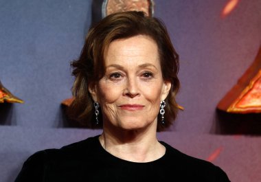 Sigourney Weaver 11 Aralık 2025 'te Londra, İngiltere' de BFI IMAX Waterloo 'da düzenlenen Avatar Fire and Ash UK galasına katıldı..