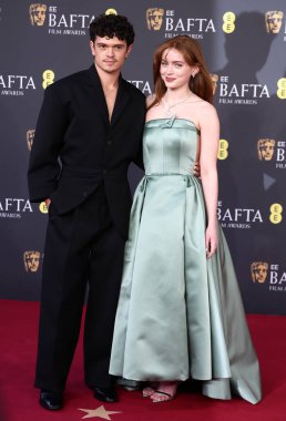 Noah Jupe ve Sadie Sink 22 Şubat 2026 'da Londra, İngiltere' deki The Royal Festival Hall 'da düzenlenen 2026 EE BAFTA Film Ödülleri' ne katıldılar..