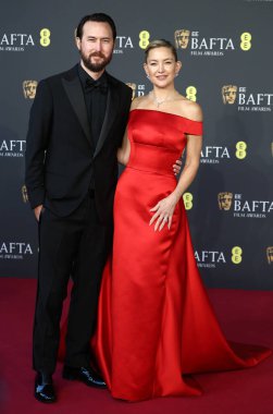 Danny Fujikawa ve Kate Hudson 22 Şubat 2026 'da İngiltere' nin başkenti Londra 'da düzenlenen The Royal Festival Hall' da düzenlenen 2026 EE BAFTA Film Ödülleri 'ne katıldılar..