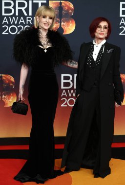 Kelly Osbourne ve Sharon Osbourne, 28 Şubat 2026 'da Manchester, İngiltere' deki Co-op Live 'da BRIT Ödülleri' ne katıldılar..