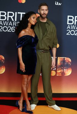 Vick Hope ve Calvin Harris, 28 Şubat 2026 'da Manchester, İngiltere' deki Co-op Live 'da BRIT Ödülleri' ne katıldılar..