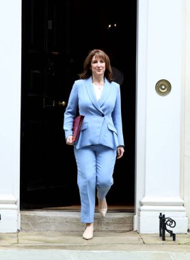 Maliye Bakanı Rachel Reeves 3 Mart 2026 'da Londra, İngiltere' deki Avam Kamarası 'na bahar tahminini sunmak için Downing Street' ten ayrılıyor..