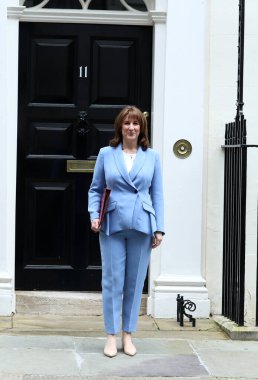 Maliye Bakanı Rachel Reeves 3 Mart 2026 'da Londra, İngiltere' deki Avam Kamarası 'na bahar tahminini sunmak için Downing Street' ten ayrılıyor..