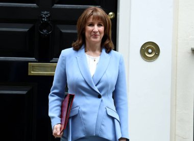 Maliye Bakanı Rachel Reeves 3 Mart 2026 'da Londra, İngiltere' deki Avam Kamarası 'na bahar tahminini sunmak için Downing Street' ten ayrılıyor..