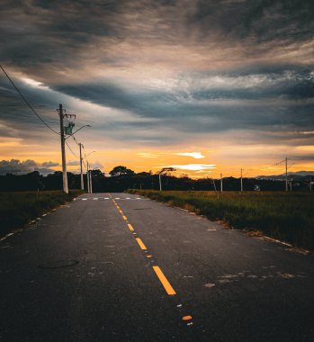 Ufukta güzel bir gün doğumu parlıyor ve gökyüzünü bitkilerle boyuyor. Seyahat, özgürlük, doğa, macera ve ilham verici manzaralar için ideal.