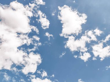 Yumuşak beyaz bulutlarla dolu parlak mavi gökyüzü, arka planlar, doğa sahneleri, hava konseptleri, ilham ve tasarım projeleri için mükemmel.