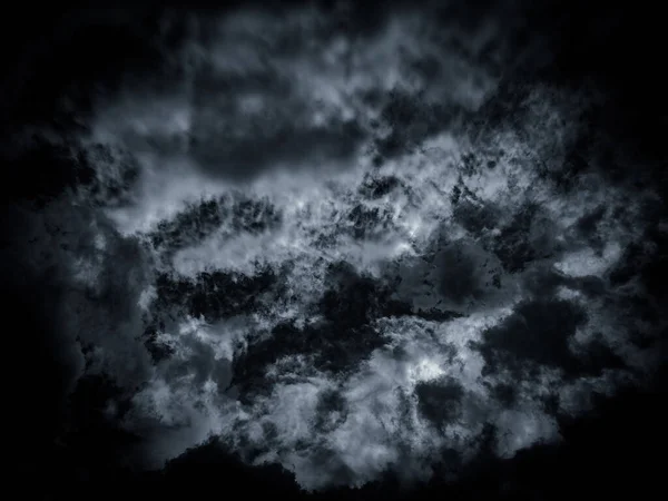 Şiddetli fırtına bulutları ile dramatik kara bulutlu gökyüzü karamsar bir atmosfer yaratıyor. Arka planlar, hava konseptleri, sinema projeleri ve doğa fotoğrafçılığı için mükemmel.