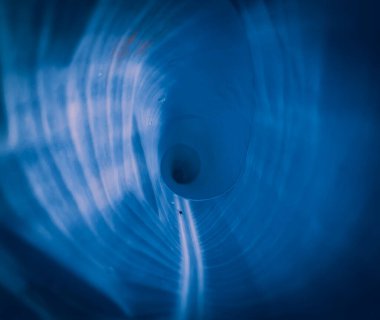 Canlı yeşil bir yaprağın doğal dokusuyla yakın plan, eko tasarımı, refah projeleri, doğa temaları ve ürün sunumları için organik arka plan kadar mükemmel..