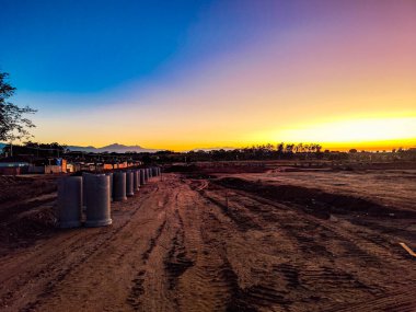 Güneşin doğuşuyla göz kamaştırıcı renkli gökyüzü. Sıcak tonlar ve ufukta yumuşak bulutlar. Umut, ilham, güzellik kavramları ve yeni bir günün başlangıcı için mükemmel..