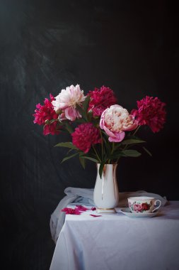 Beyaz bir vazoda karışık peonies şık buket