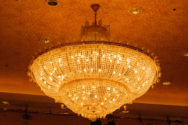 Zbliżenie: chandelie piękny kryształ — Zdjęcie stockowe