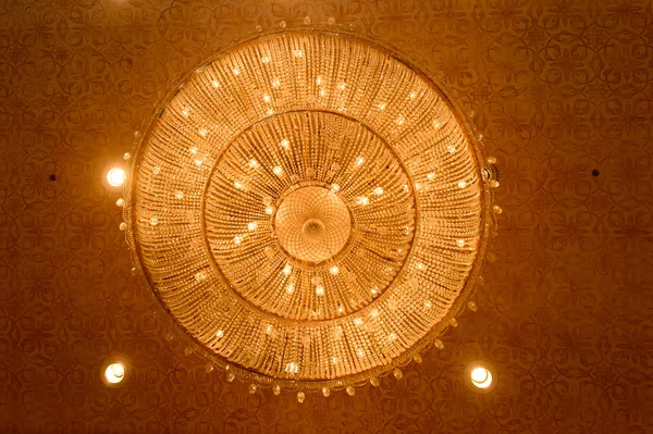 Κοντινό πλάνο του μια όμορφη κρυστάλλινα chandelie — Φωτογραφία Αρχείου