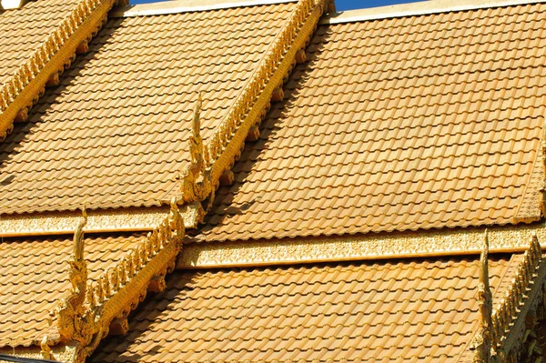 扫管笏寺泛吨装饰教堂屋顶的特写 — 图库照片