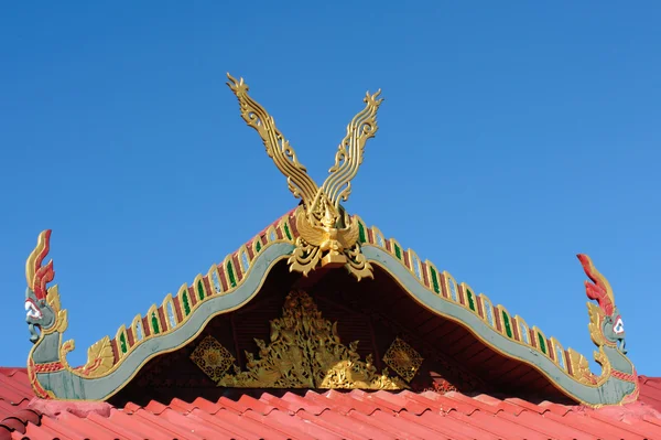 Gros plan du toit de l'église décorée de Wat Si Pan Ton — Photo