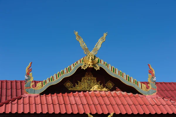 Gros plan du toit de l'église décorée de Wat Si Pan Ton — Photo