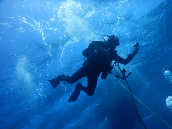 Buceo en el agua cristalina del Mediterráneo — Foto de Stock