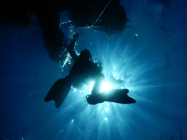 Дайвинг в кристально чистой воде Средиземного моря — стоковое фото