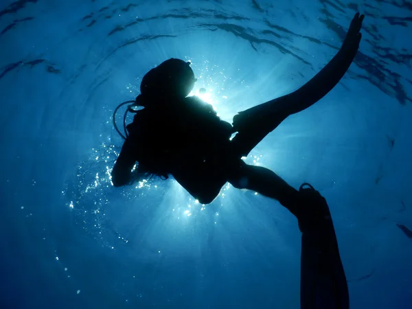 Buceo en el agua cristalina del Mediterráneo — Foto de Stock