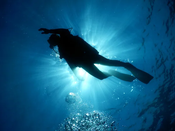 Buceo en el agua cristalina del Mediterráneo — Foto de Stock