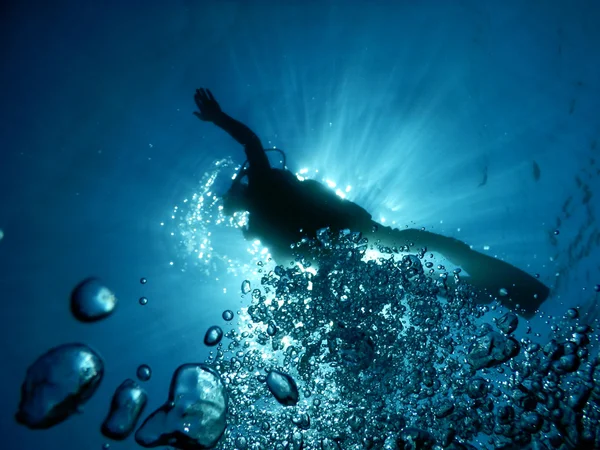 Buceo en el agua cristalina del Mediterráneo — Foto de Stock