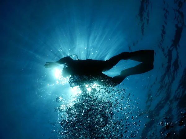 Potápění v křišťálově čisté vody Středozemního moře — Stock fotografie