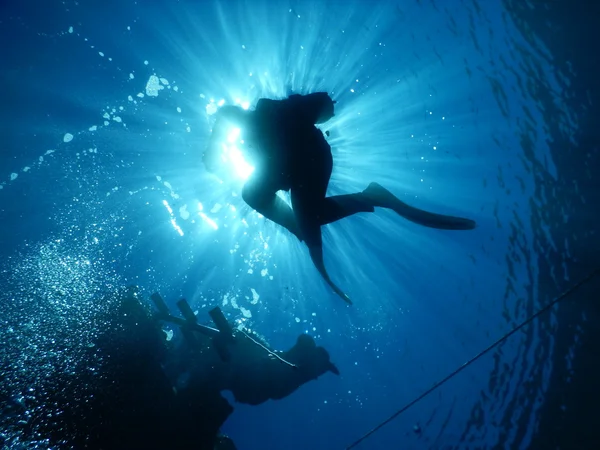 Buceo en el agua cristalina del Mediterráneo — Foto de Stock